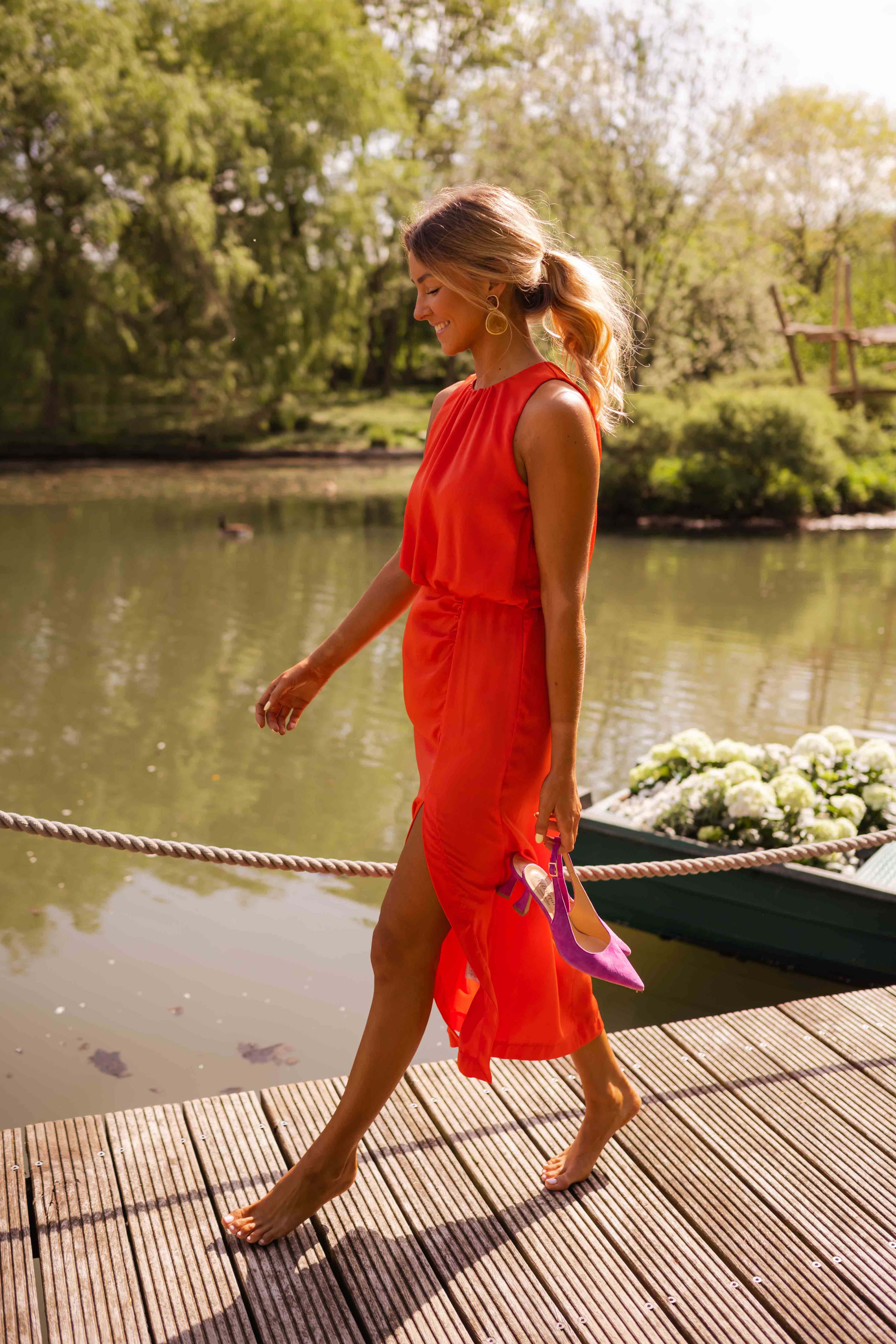 Dames zomerjurk met split en getailleerde tailleband