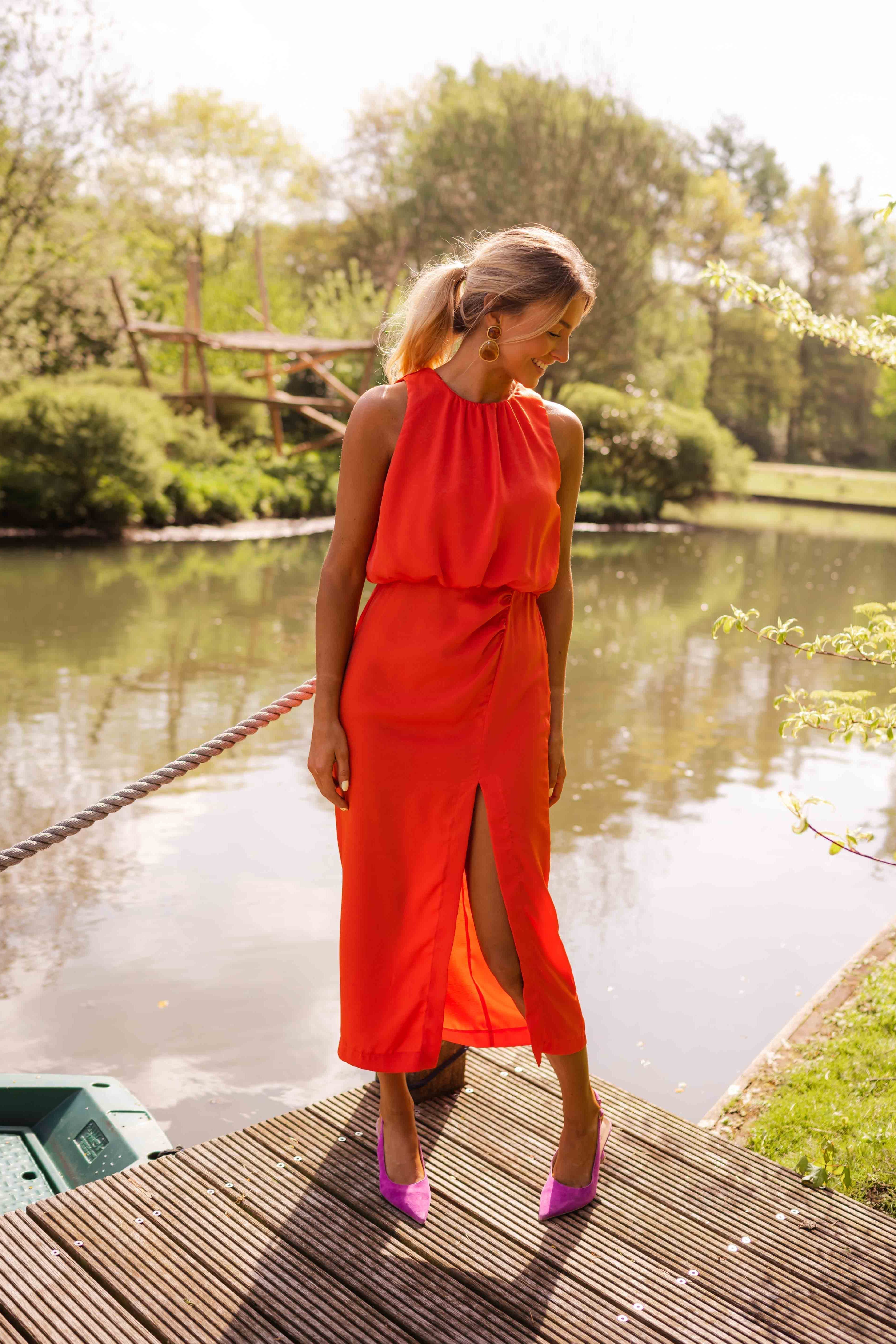 Dames zomerjurk met split en getailleerde tailleband