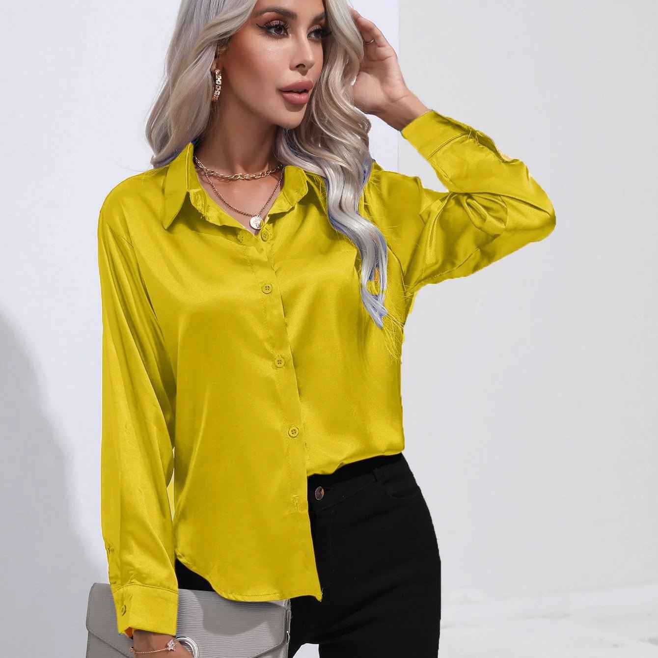 Dames blouse met glansfinish en knoopsluiting