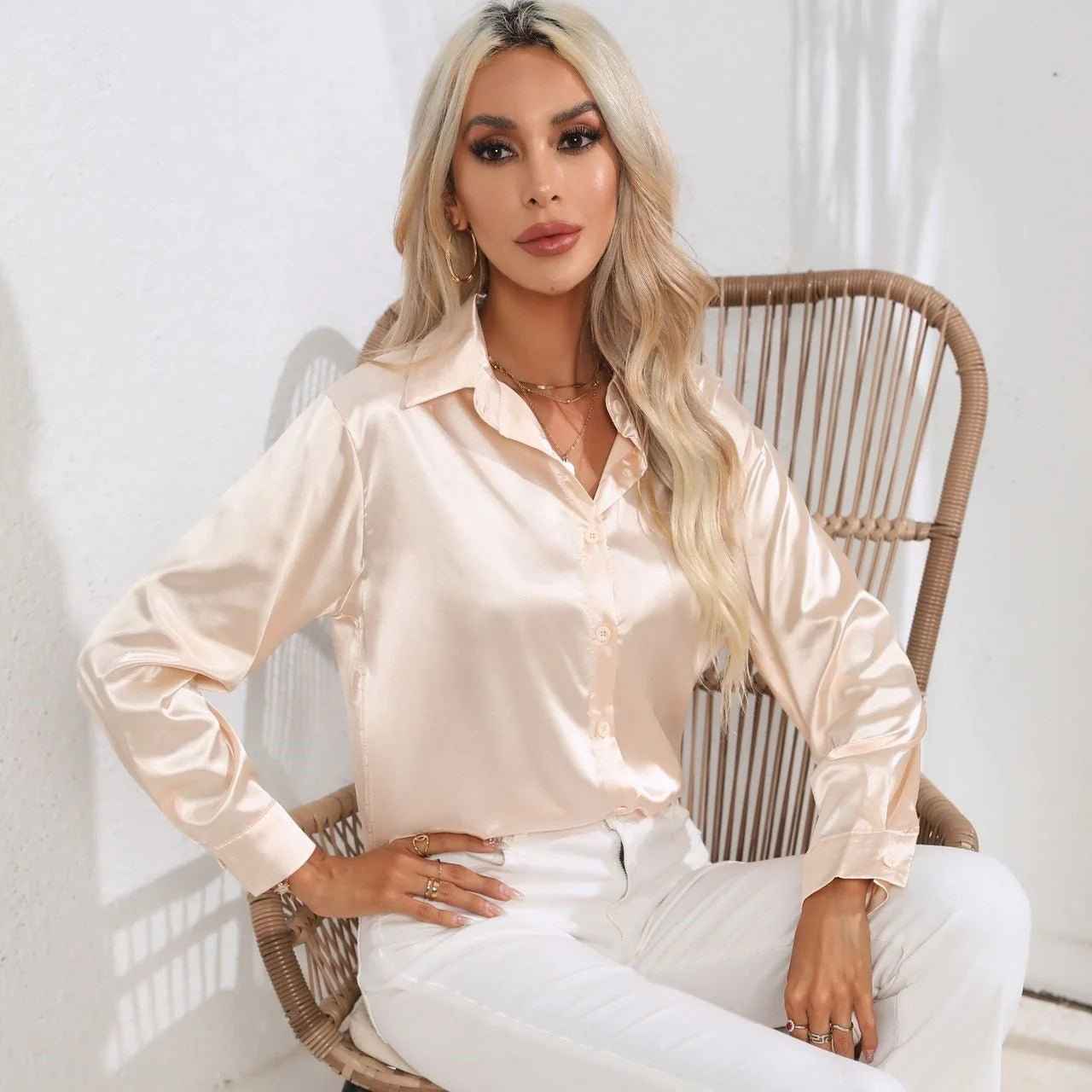 Dames blouse met glansfinish en knoopsluiting