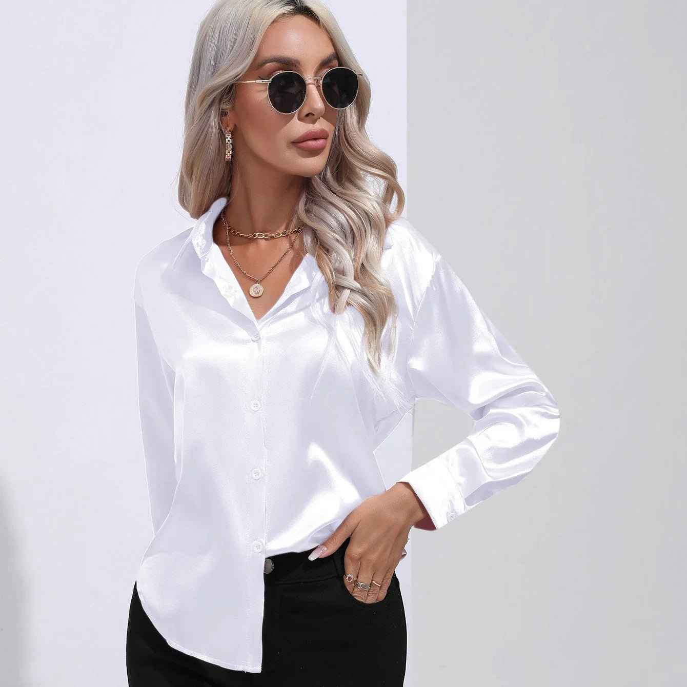 Dames blouse met glansfinish en knoopsluiting