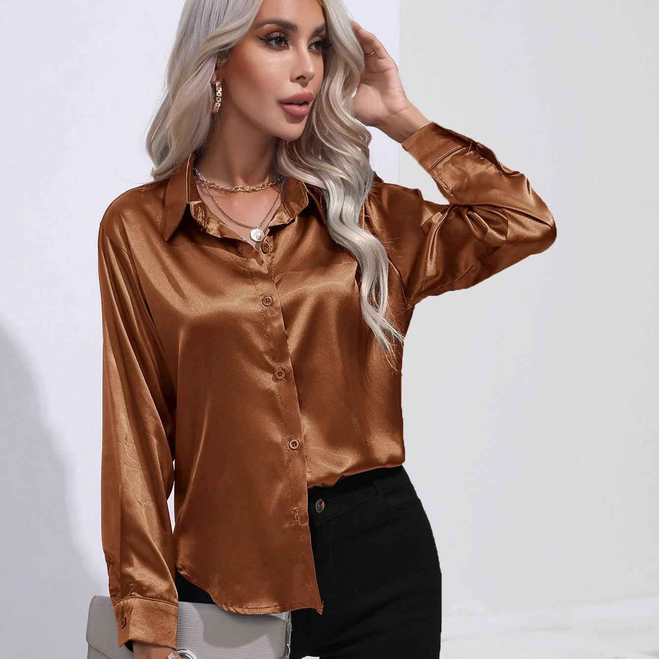 Dames blouse met glansfinish en knoopsluiting